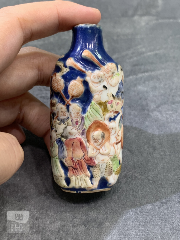 清中期蓝地堆塑粉彩钟馗嫁妹人物故事纹鼻烟壶 - 图4